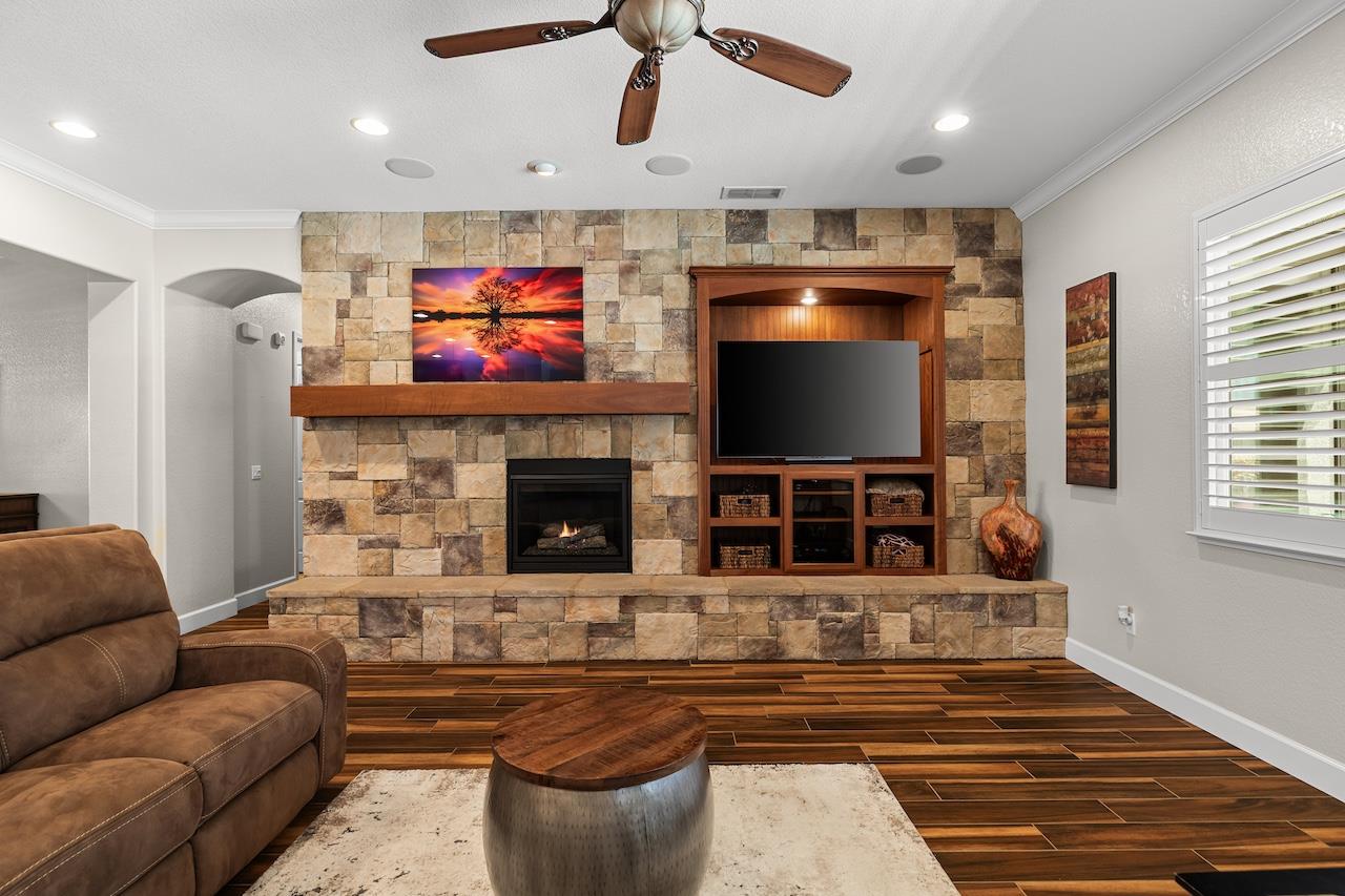 1018 Glen Abbey Dr, Manteca, CA 95336