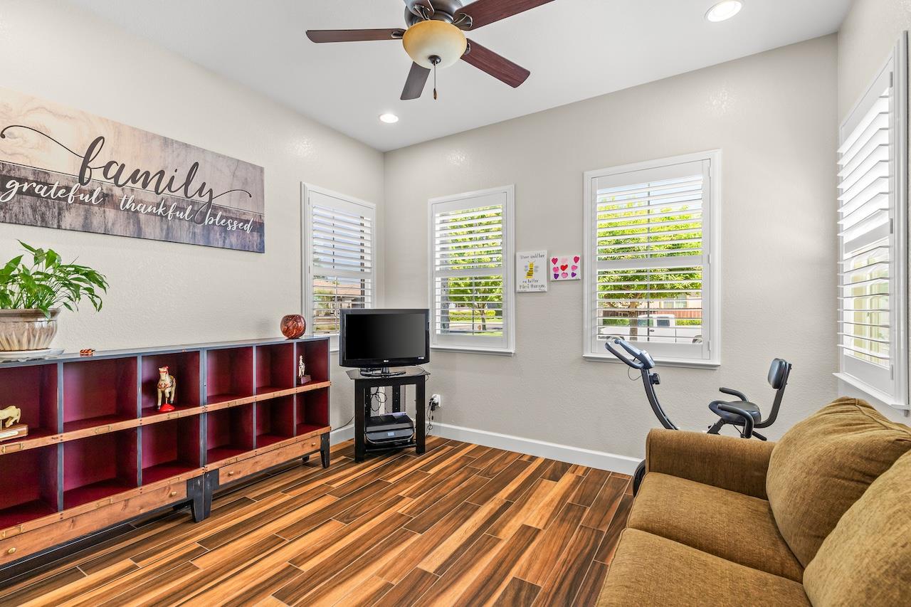 1018 Glen Abbey Dr, Manteca, CA 95336