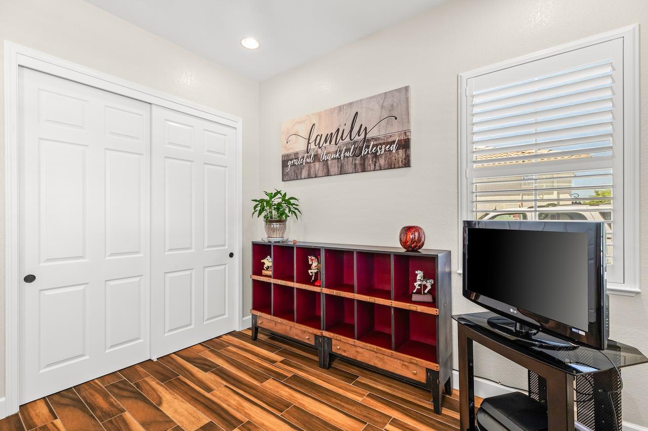 1018 Glen Abbey Dr, Manteca, CA 95336