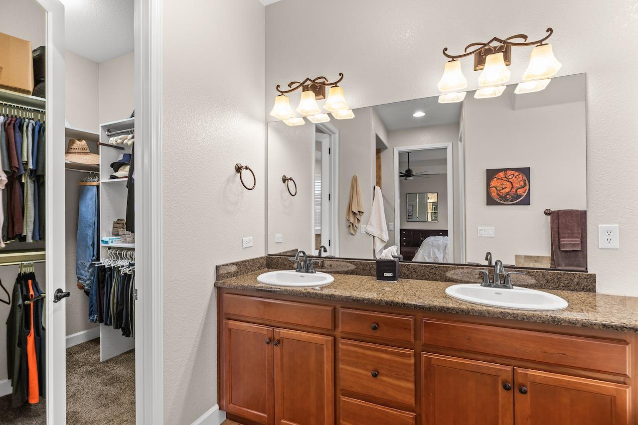 1018 Glen Abbey Dr, Manteca, CA 95336