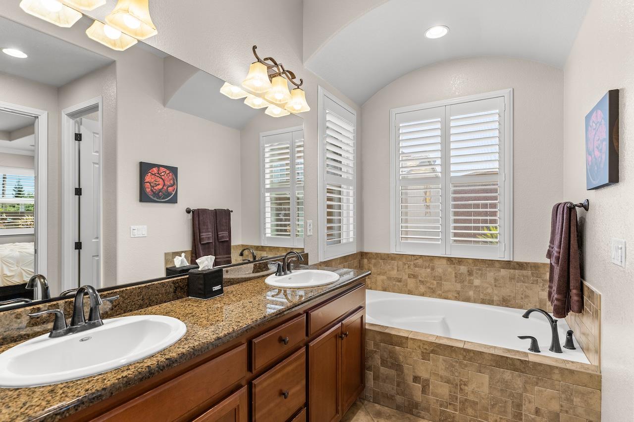 1018 Glen Abbey Dr, Manteca, CA 95336