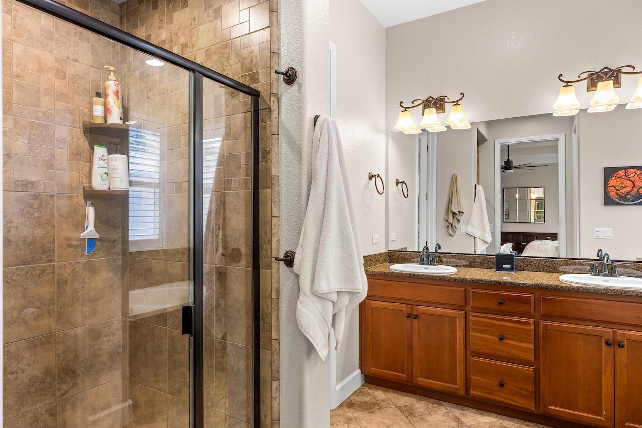 1018 Glen Abbey Dr, Manteca, CA 95336