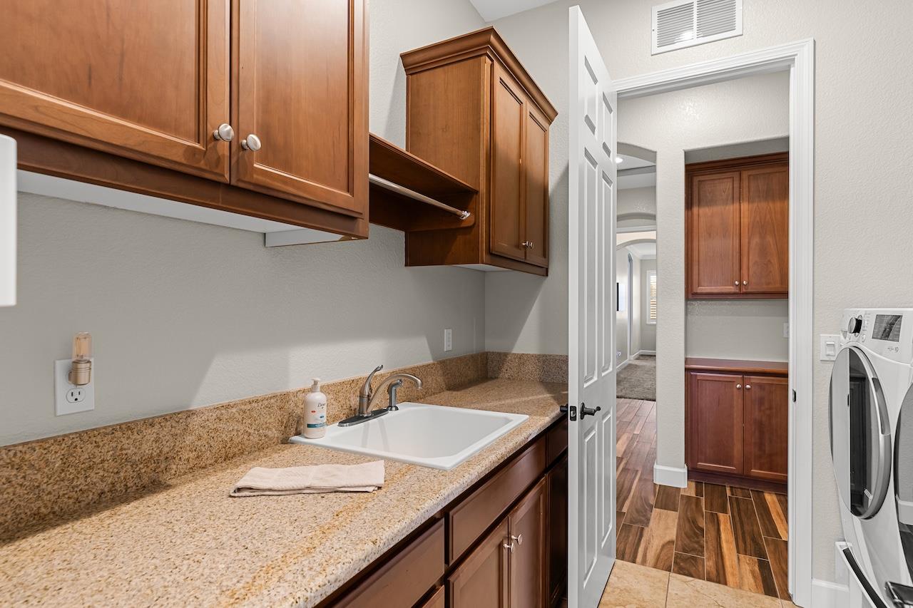 1018 Glen Abbey Dr, Manteca, CA 95336