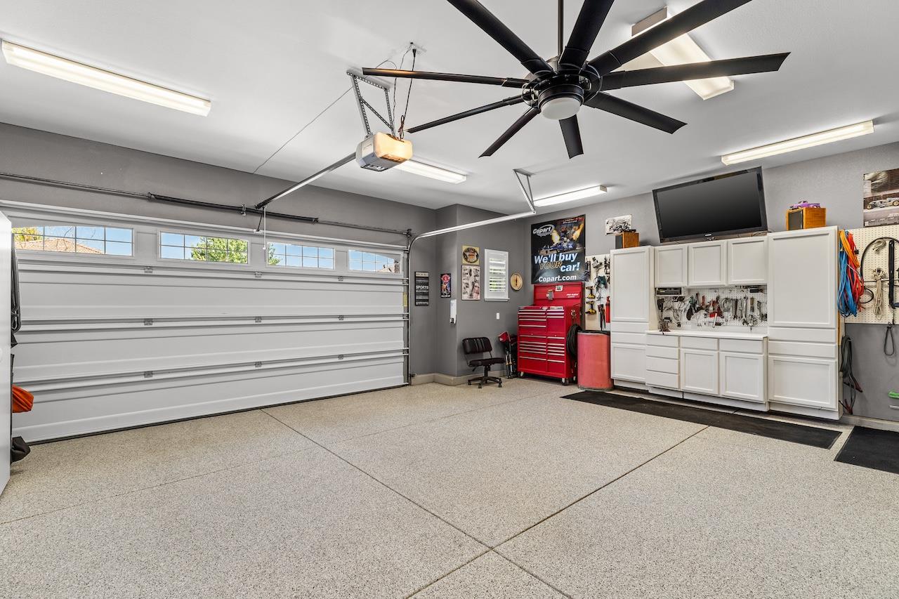 1018 Glen Abbey Dr, Manteca, CA 95336