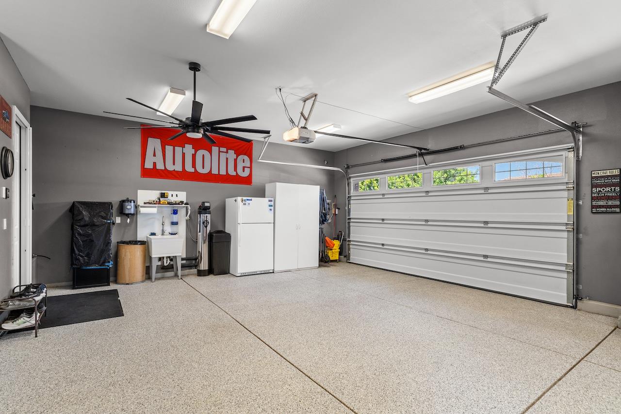 1018 Glen Abbey Dr, Manteca, CA 95336