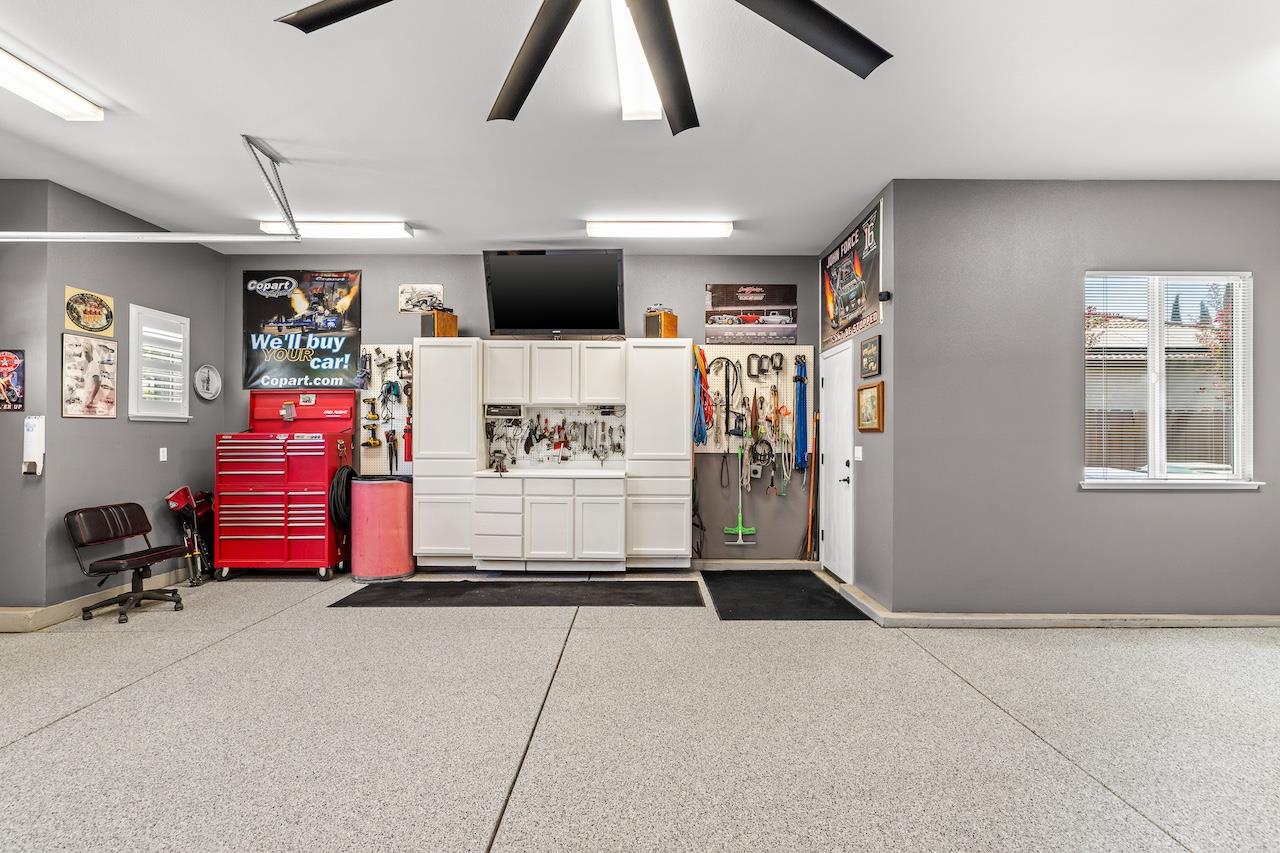 1018 Glen Abbey Dr, Manteca, CA 95336