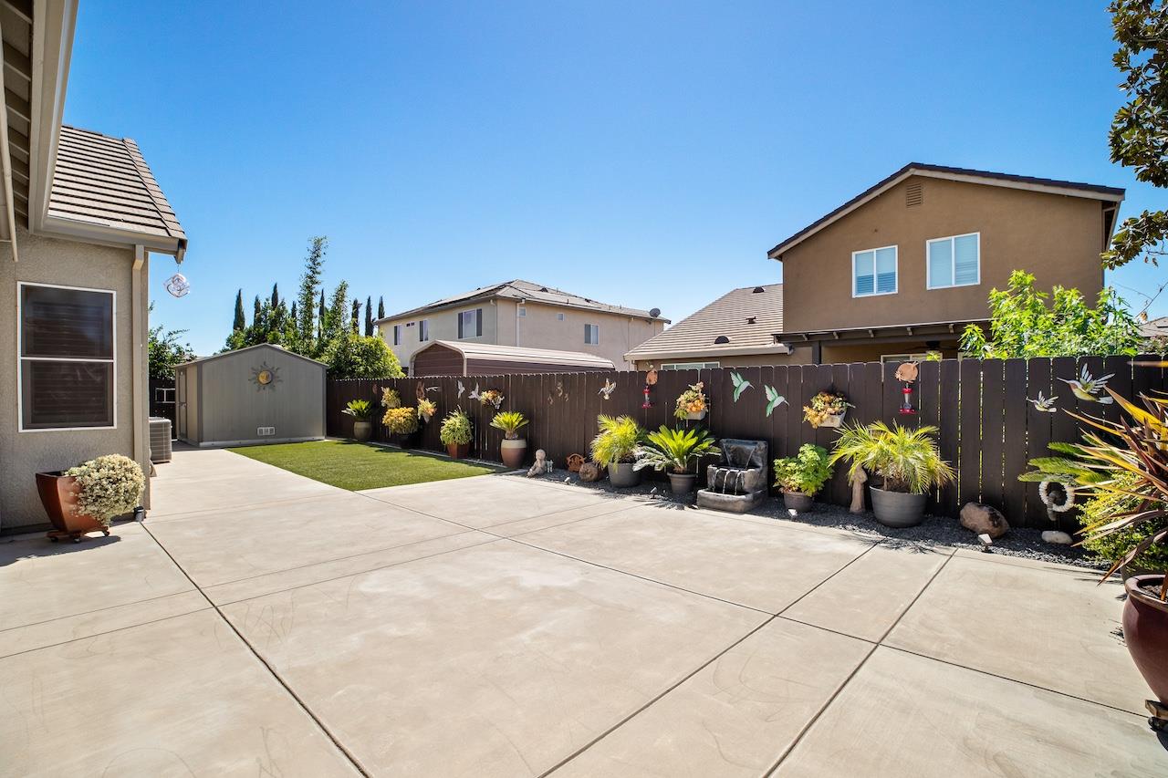 1018 Glen Abbey Dr, Manteca, CA 95336