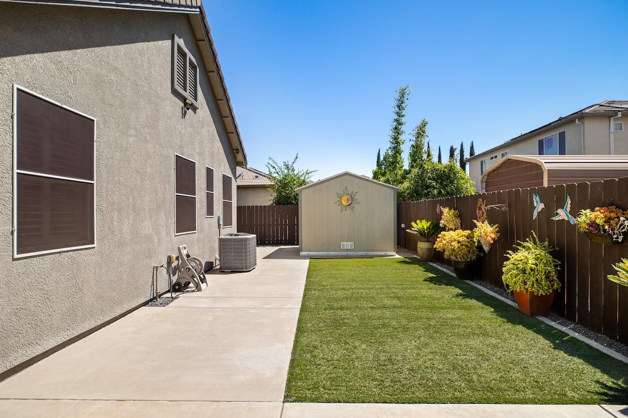 1018 Glen Abbey Dr, Manteca, CA 95336