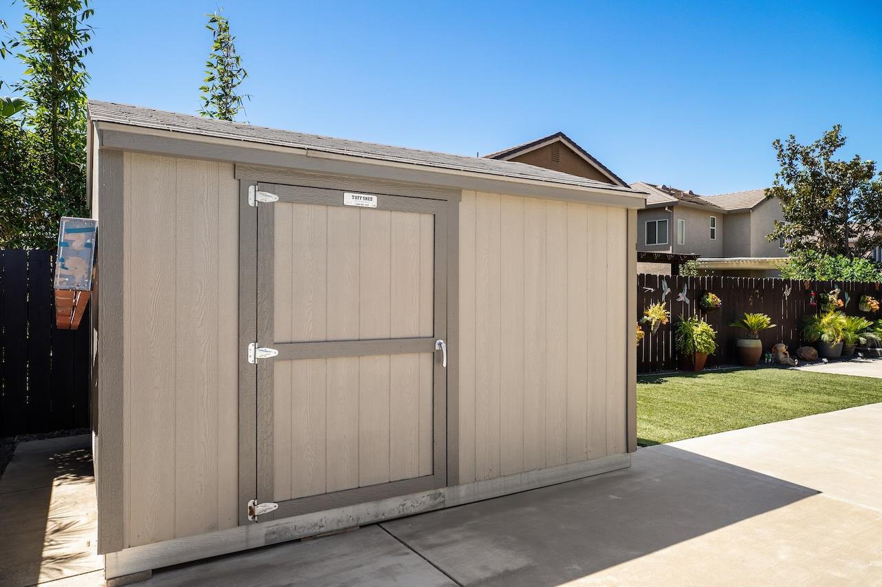 1018 Glen Abbey Dr, Manteca, CA 95336