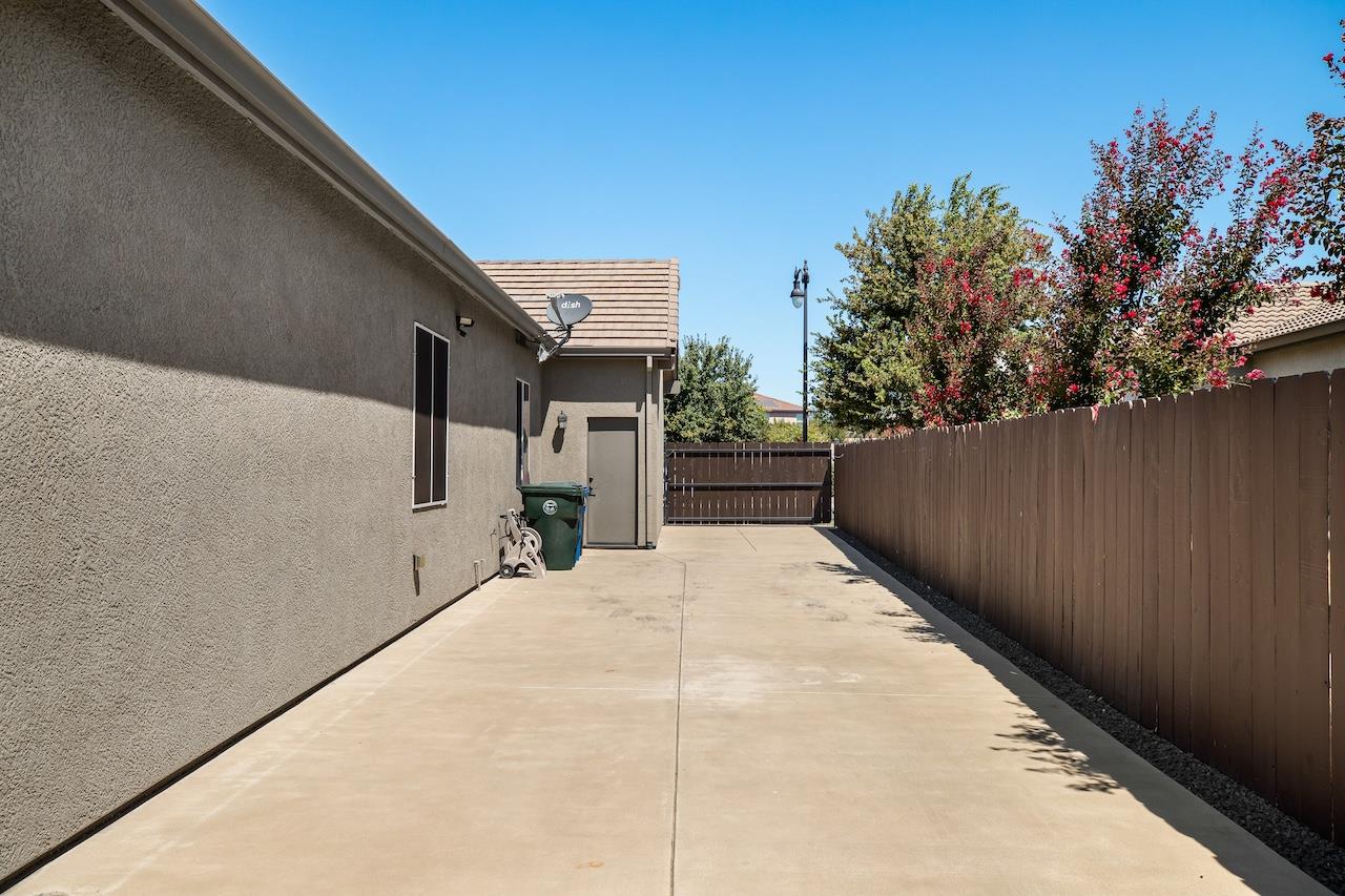 1018 Glen Abbey Dr, Manteca, CA 95336