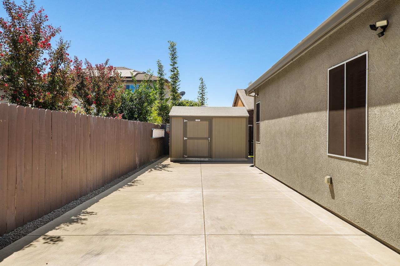 1018 Glen Abbey Dr, Manteca, CA 95336