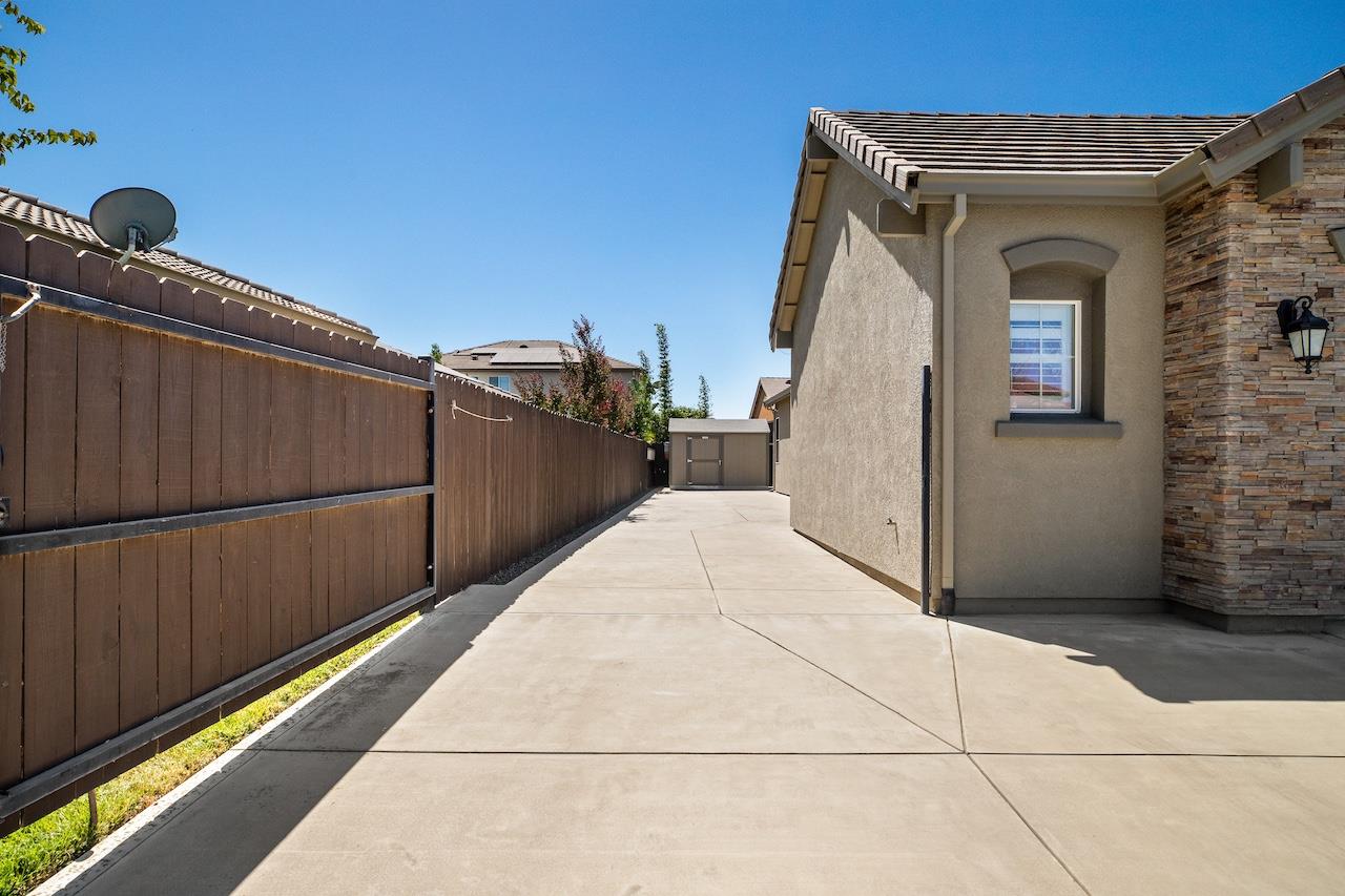 1018 Glen Abbey Dr, Manteca, CA 95336