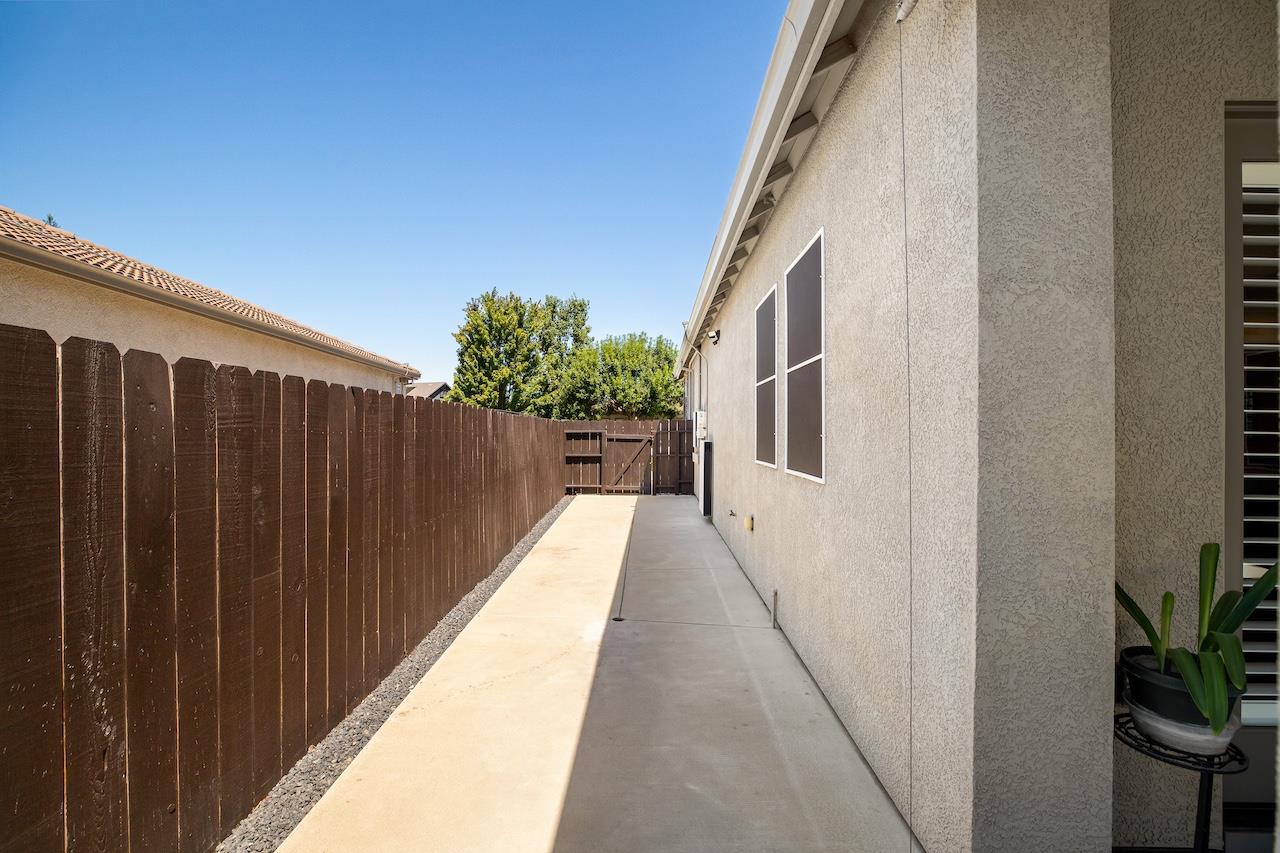 1018 Glen Abbey Dr, Manteca, CA 95336