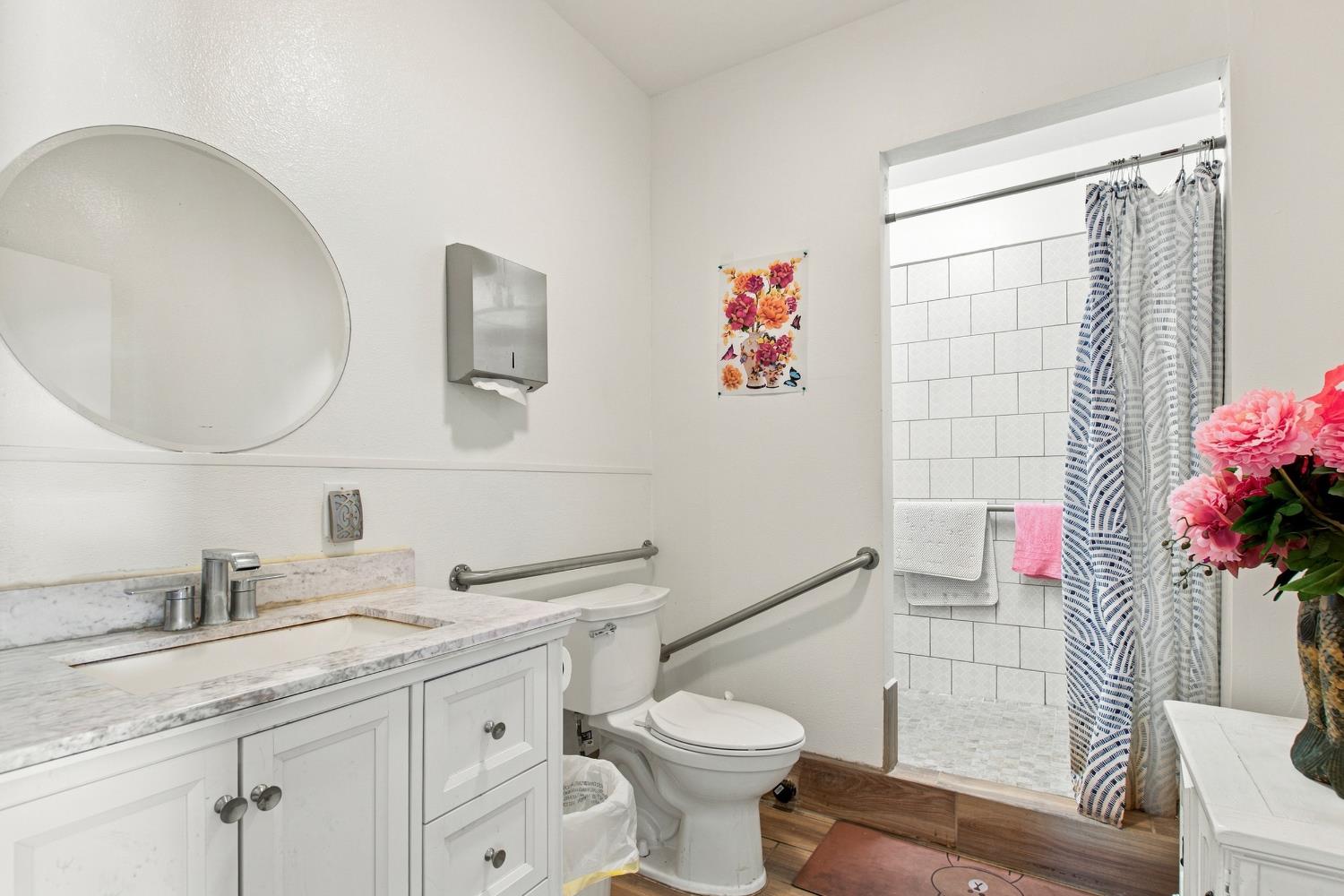619 W F St, Oakdale, CA 95361