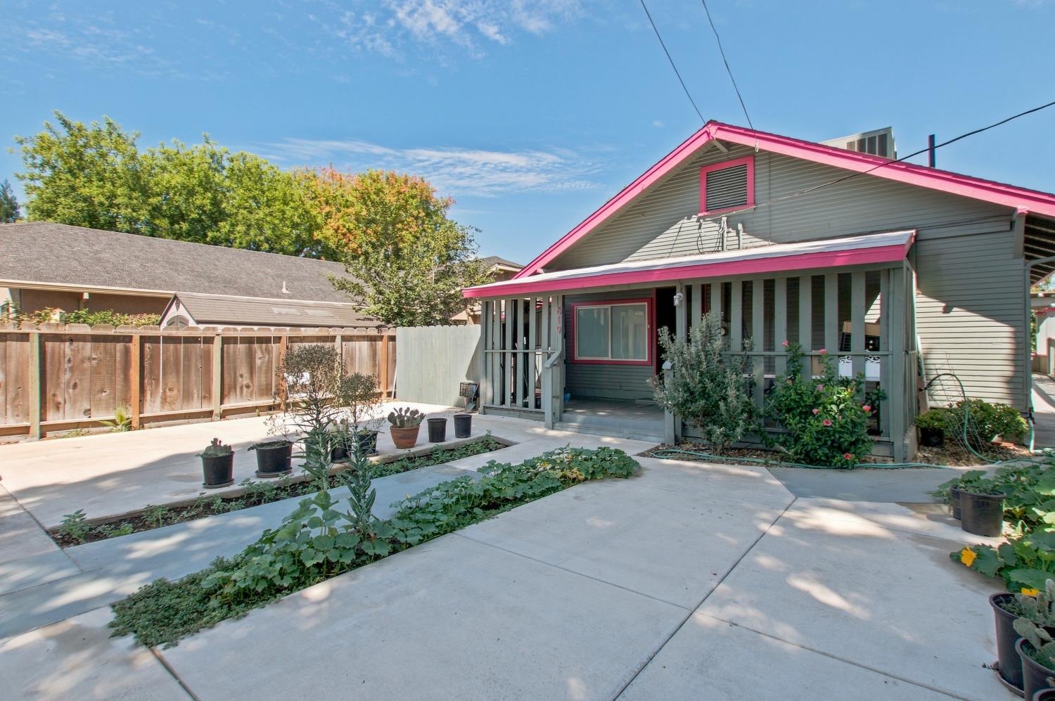 619 W F St, Oakdale, CA 95361