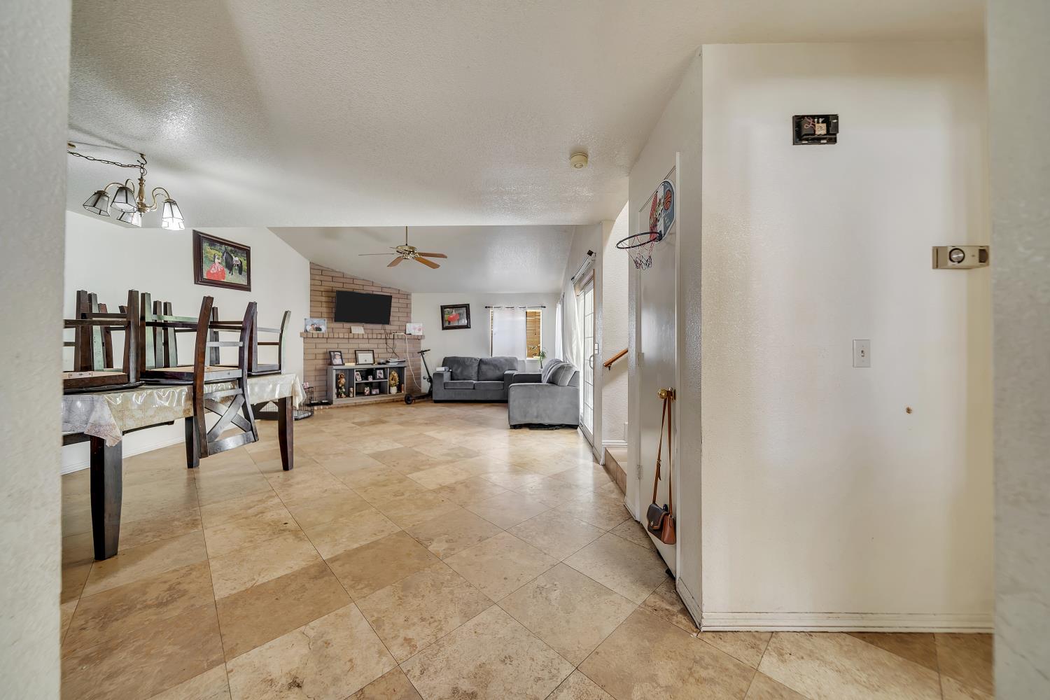 3304 WAYNESBORO Ct, Ceres, CA 95307