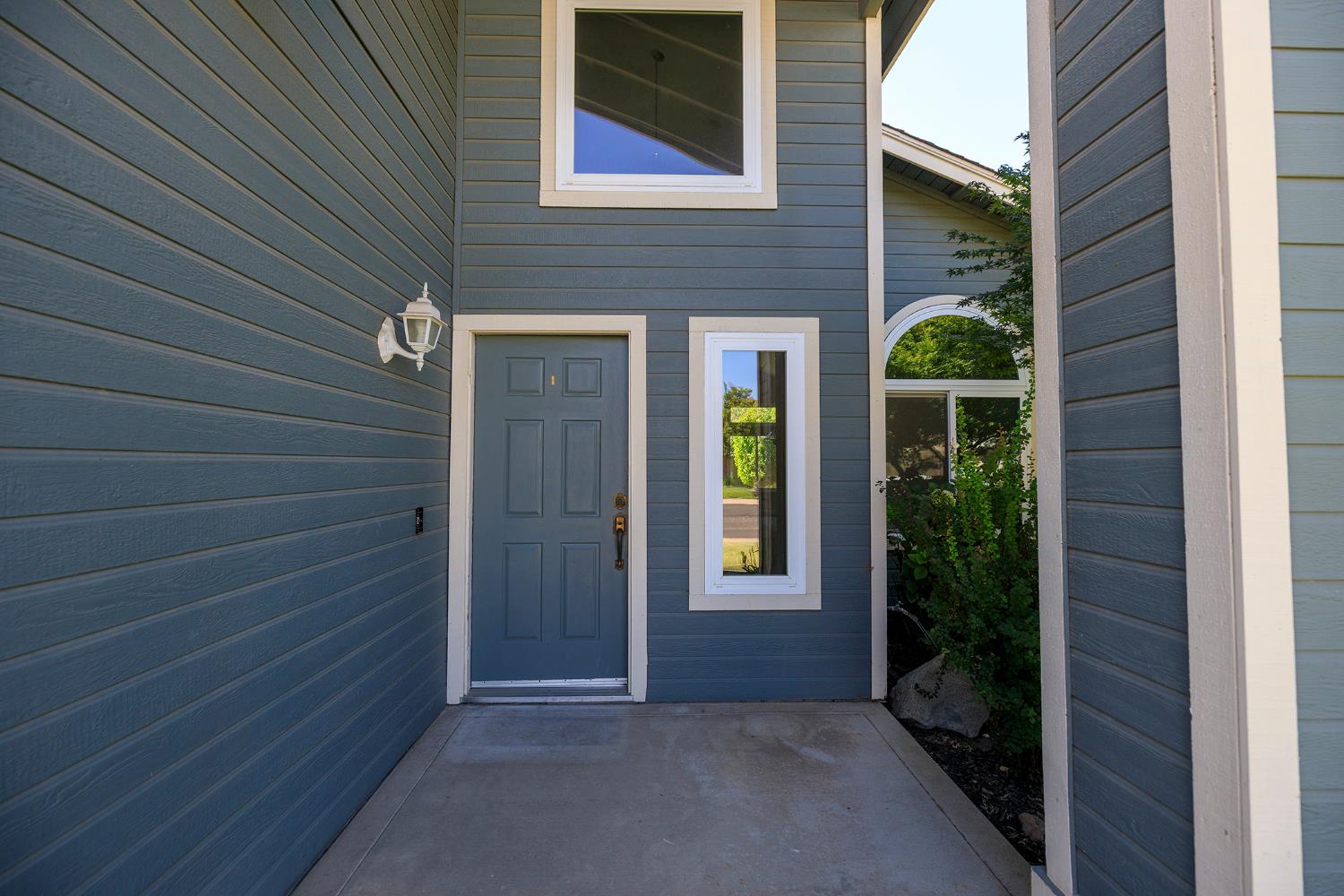 1513 Ullrey Ave, Escalon, CA 95320