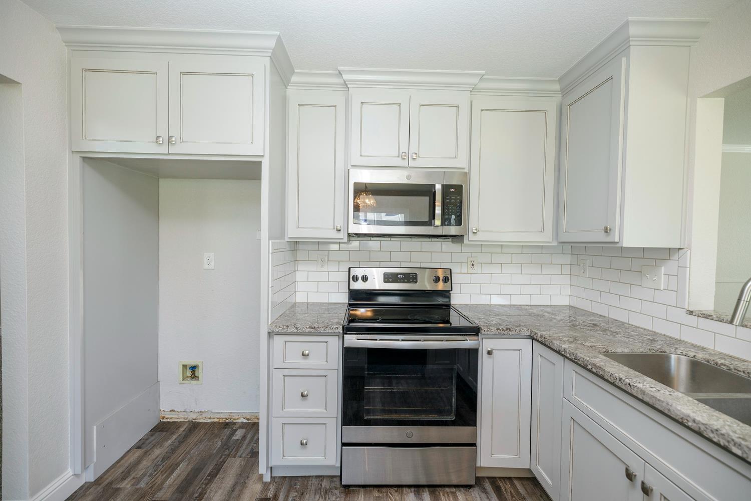 1513 Ullrey Ave, Escalon, CA 95320
