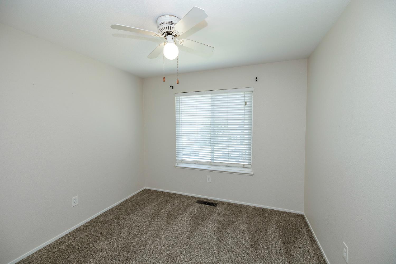 1513 Ullrey Ave, Escalon, CA 95320