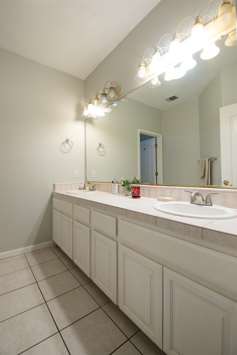 3200 Brookstone Dr, Turlock, CA 95382