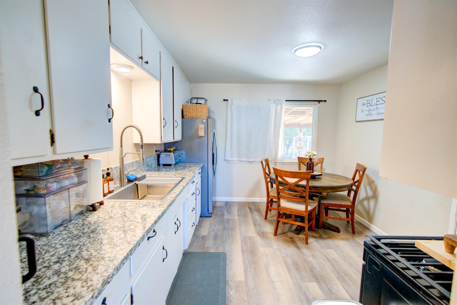567 E St, Waterford, CA 95386