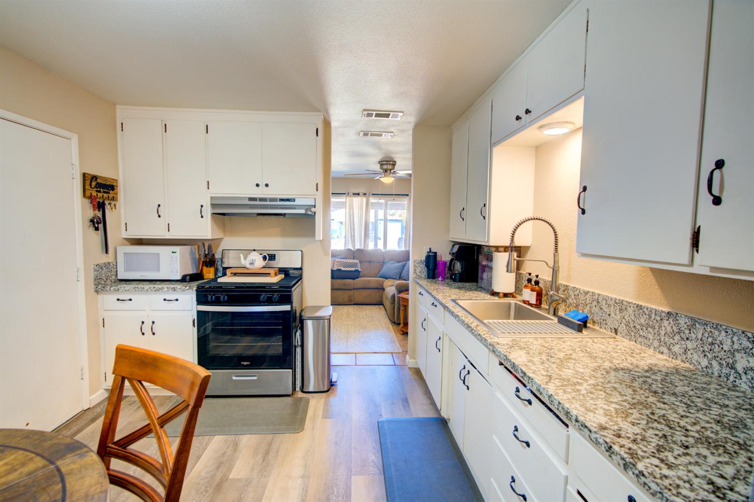 567 E St, Waterford, CA 95386