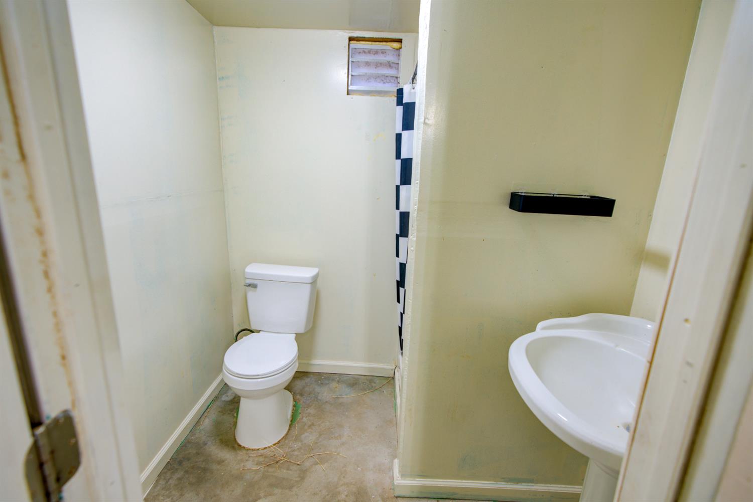 567 E St, Waterford, CA 95386