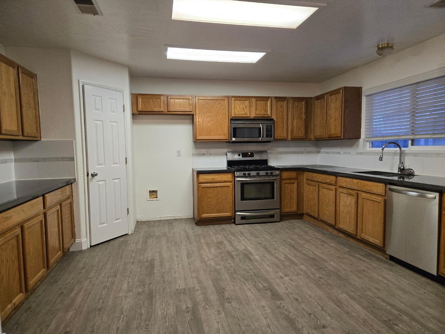 2851 W Sedona Ave, Visalia, CA 93291