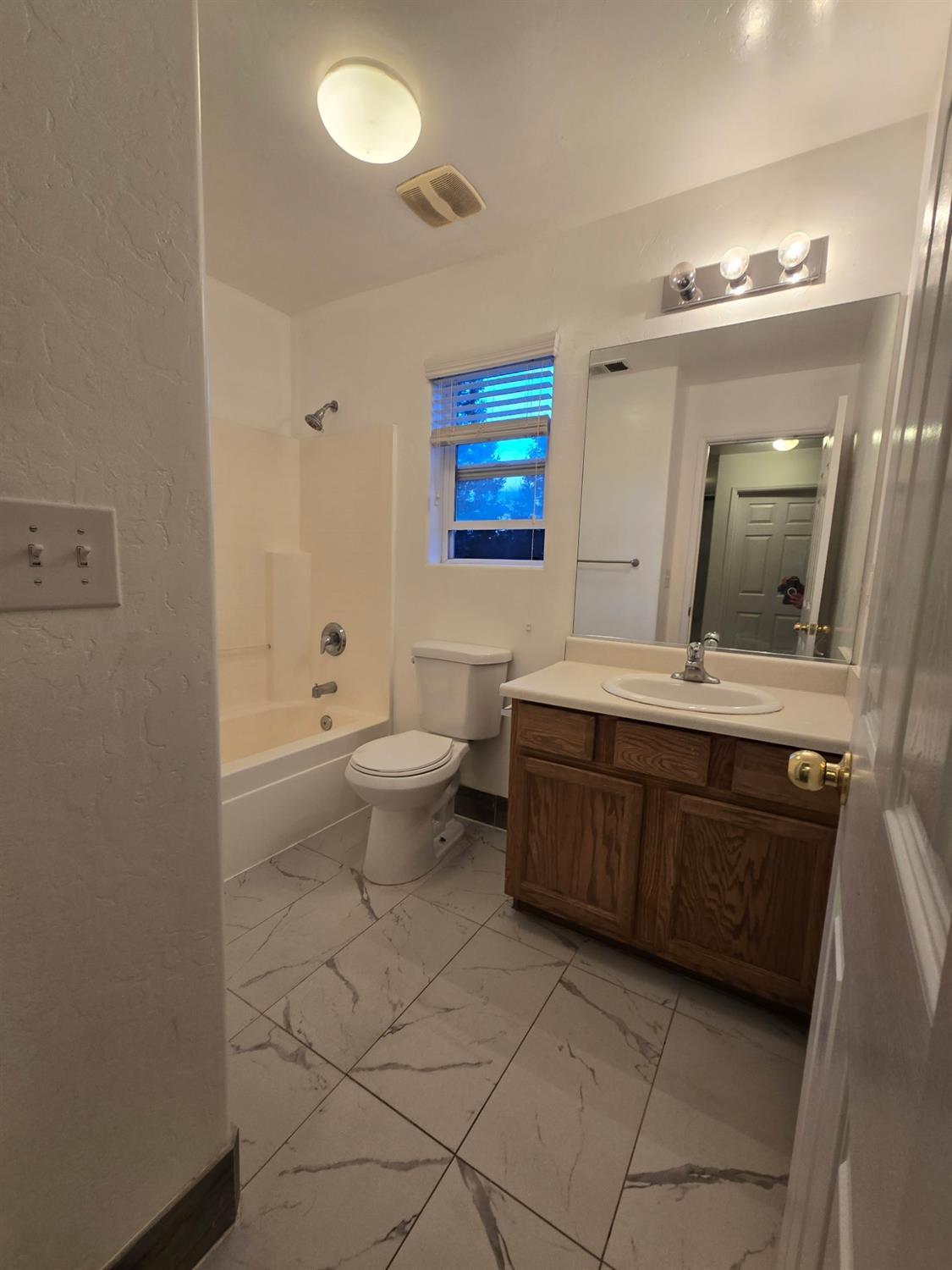 2851 W Sedona Ave, Visalia, CA 93291
