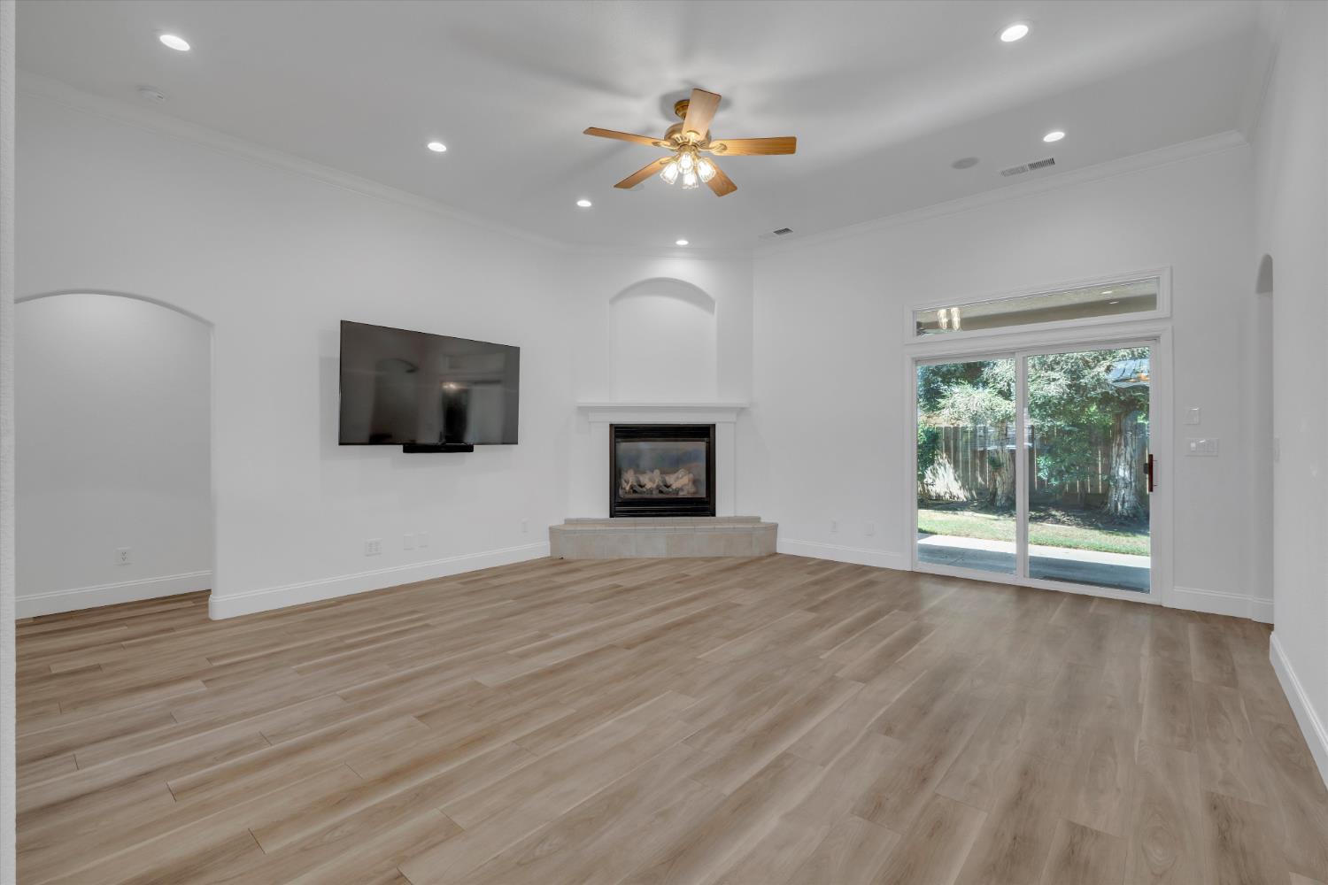 2424 Thaddeous Dr, Escalon, CA 95320