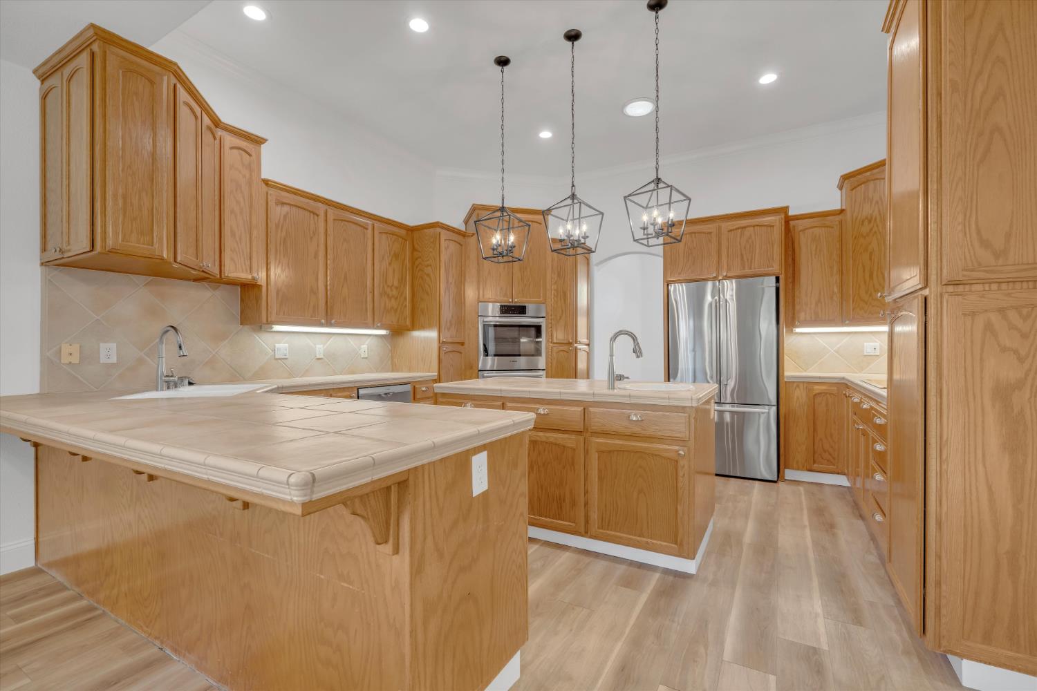 2424 Thaddeous Dr, Escalon, CA 95320
