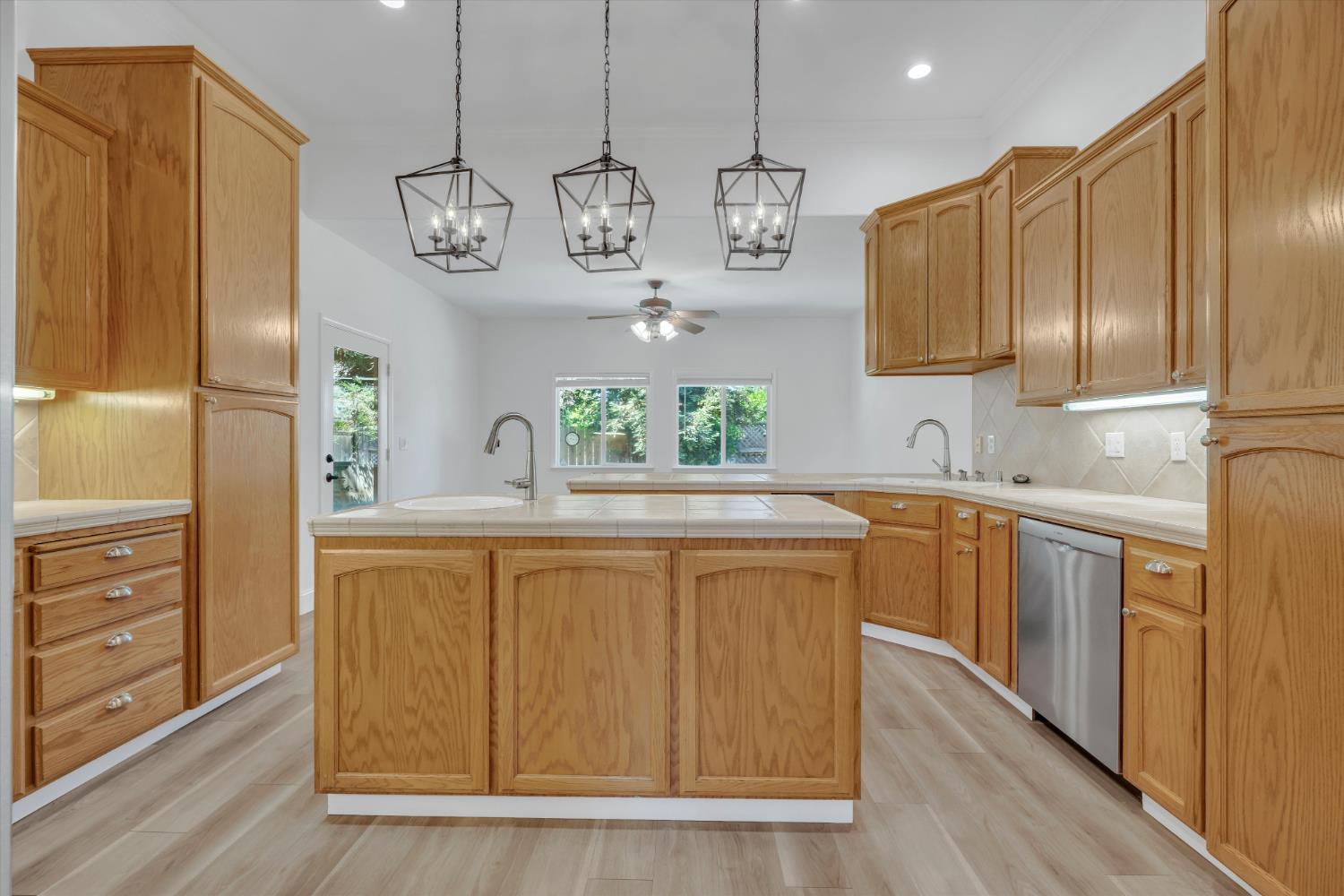 2424 Thaddeous Dr, Escalon, CA 95320