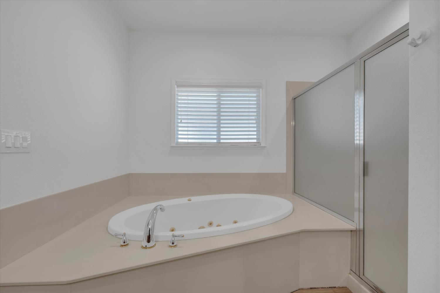 2424 Thaddeous Dr, Escalon, CA 95320