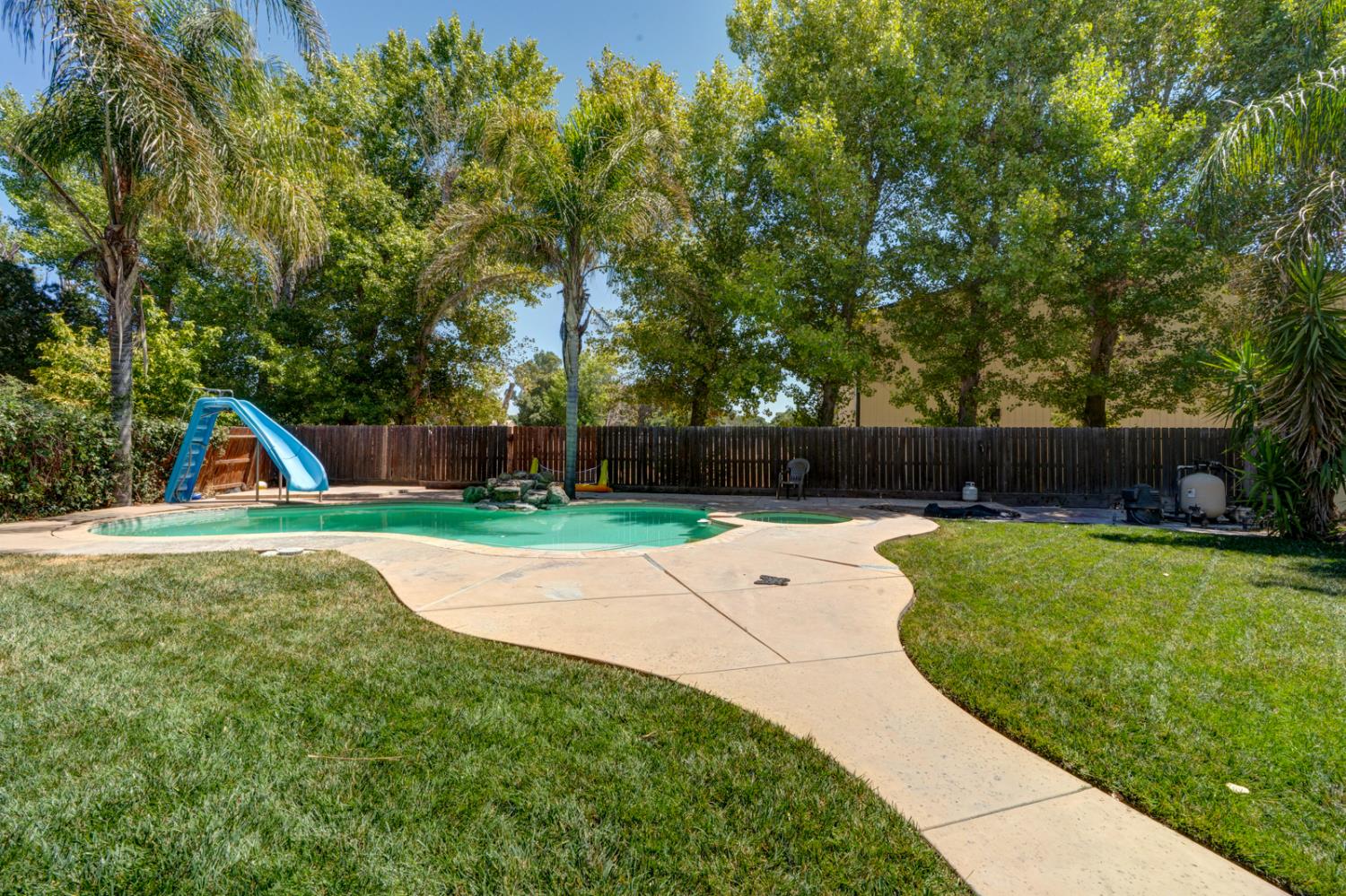 1670 Mahogany Dr, Los Banos, CA 93635