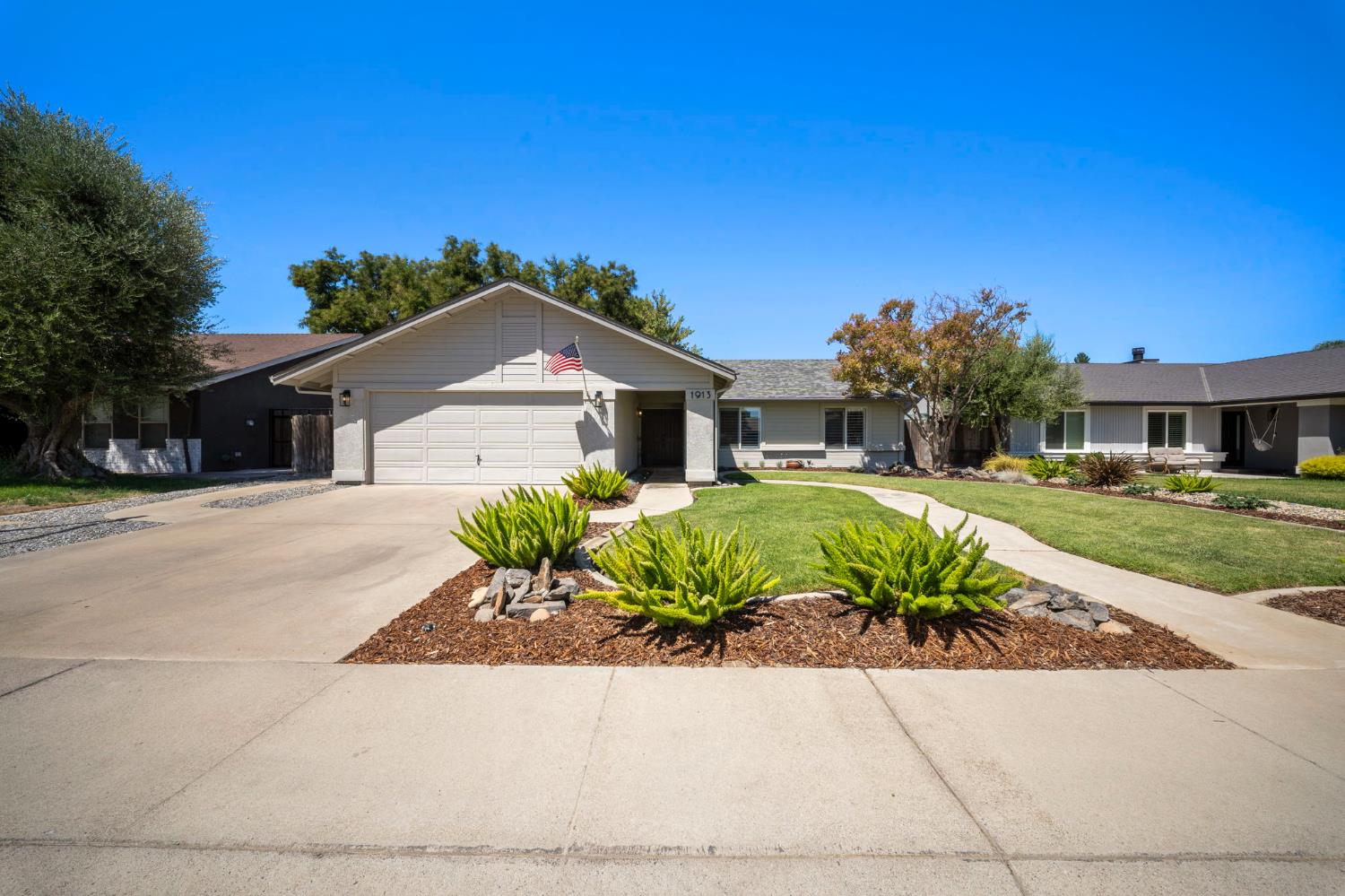 1913 Fox Glen Dr, Hughson, CA 95326