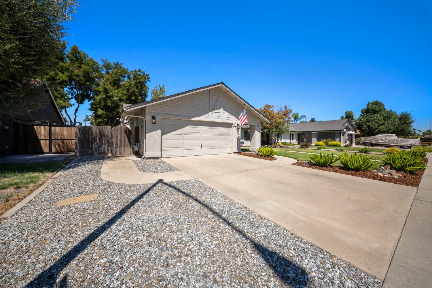 1913 Fox Glen Dr, Hughson, CA 95326