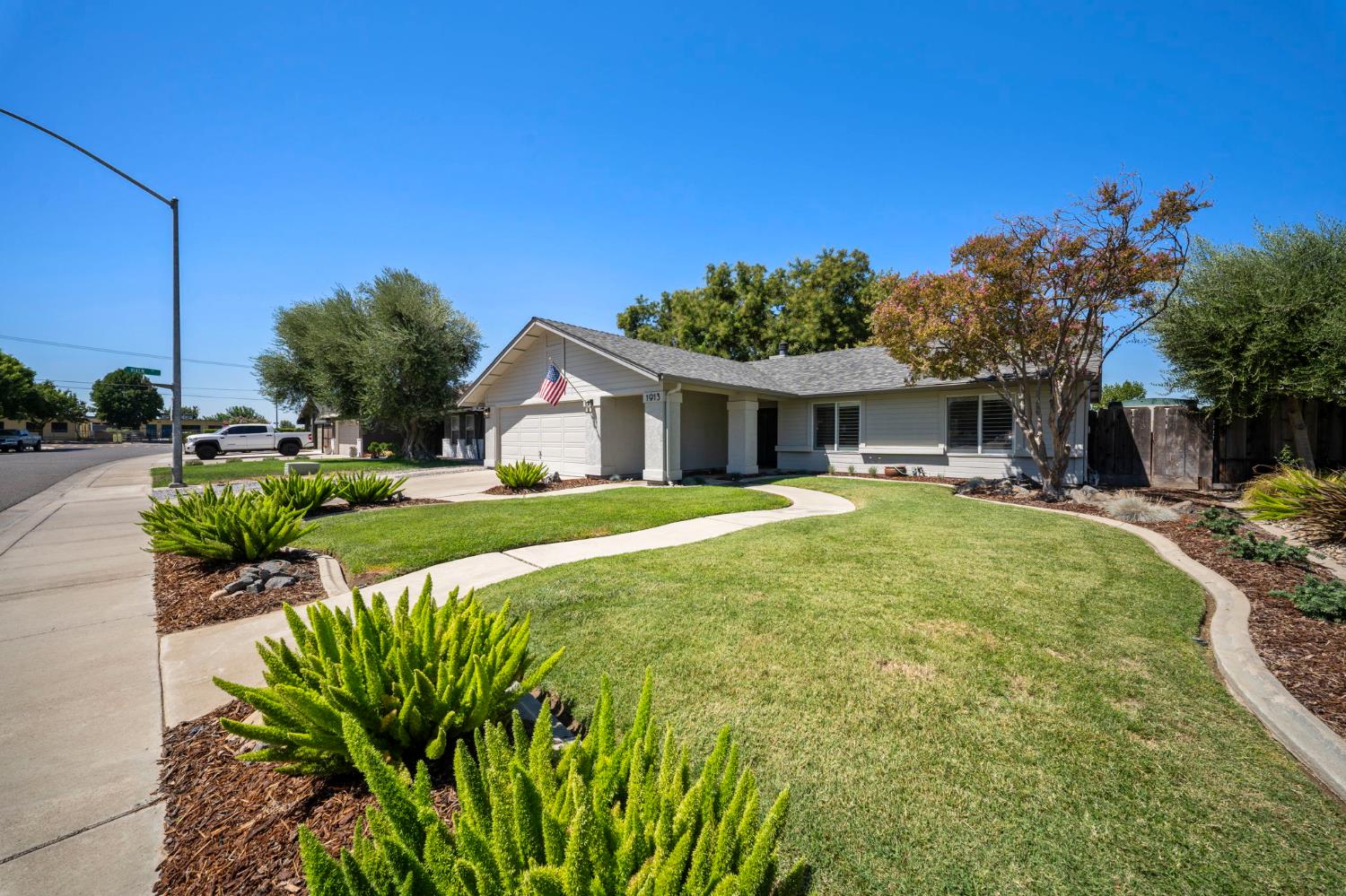 1913 Fox Glen Dr, Hughson, CA 95326