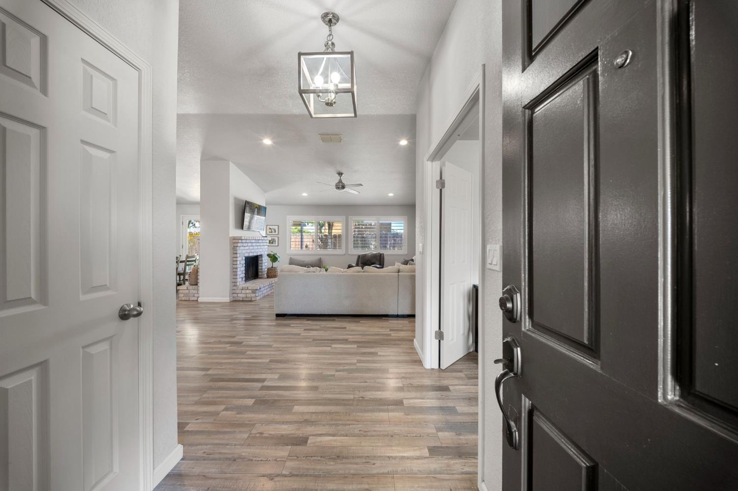1913 Fox Glen Dr, Hughson, CA 95326