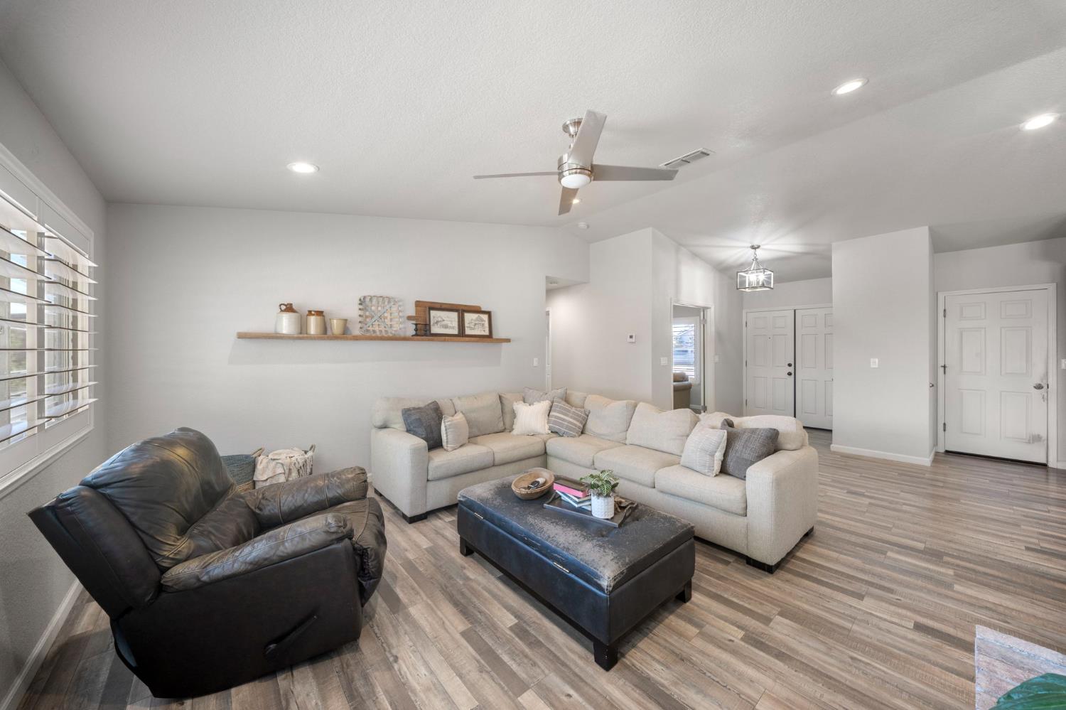 1913 Fox Glen Dr, Hughson, CA 95326