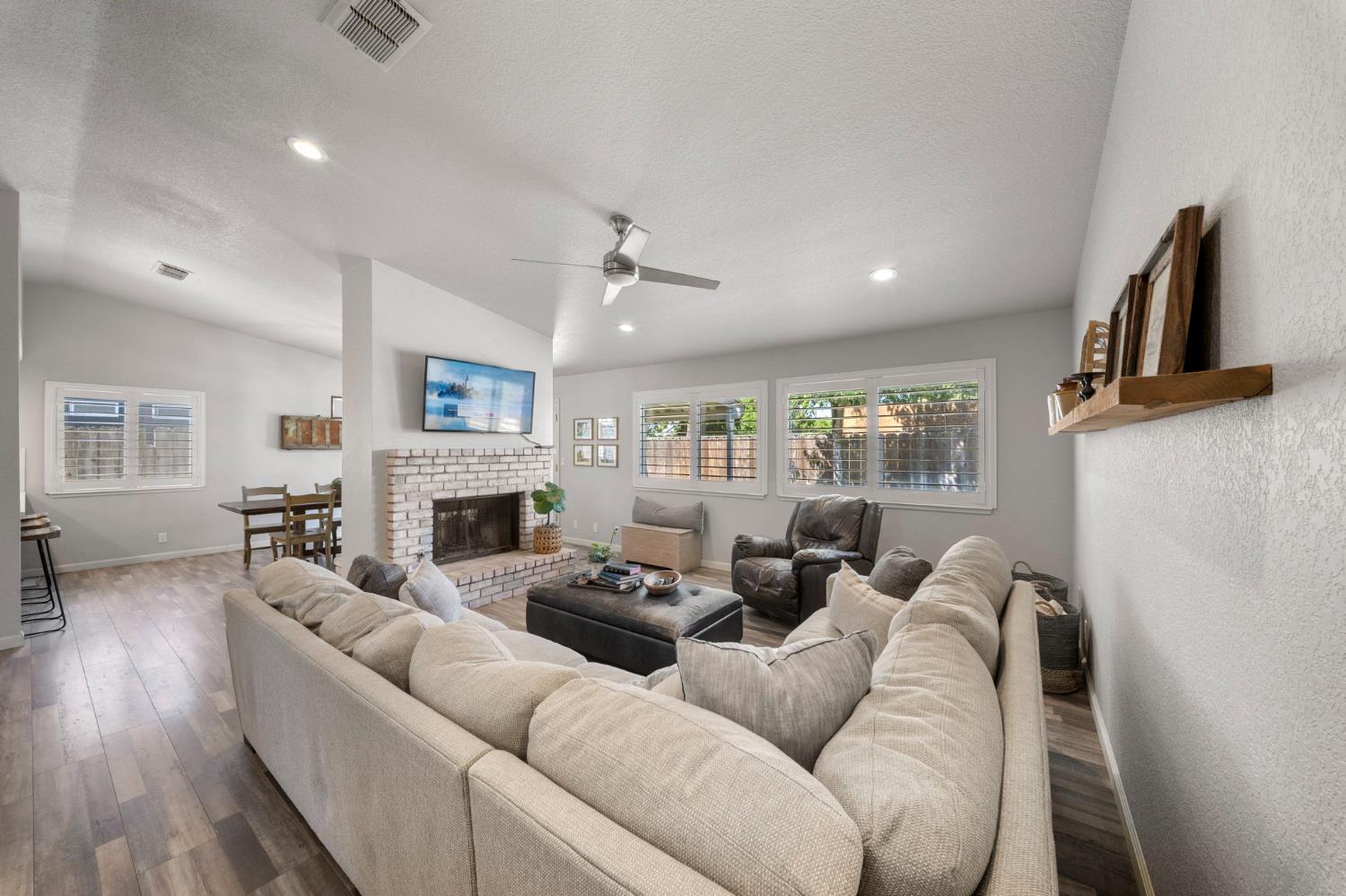 1913 Fox Glen Dr, Hughson, CA 95326