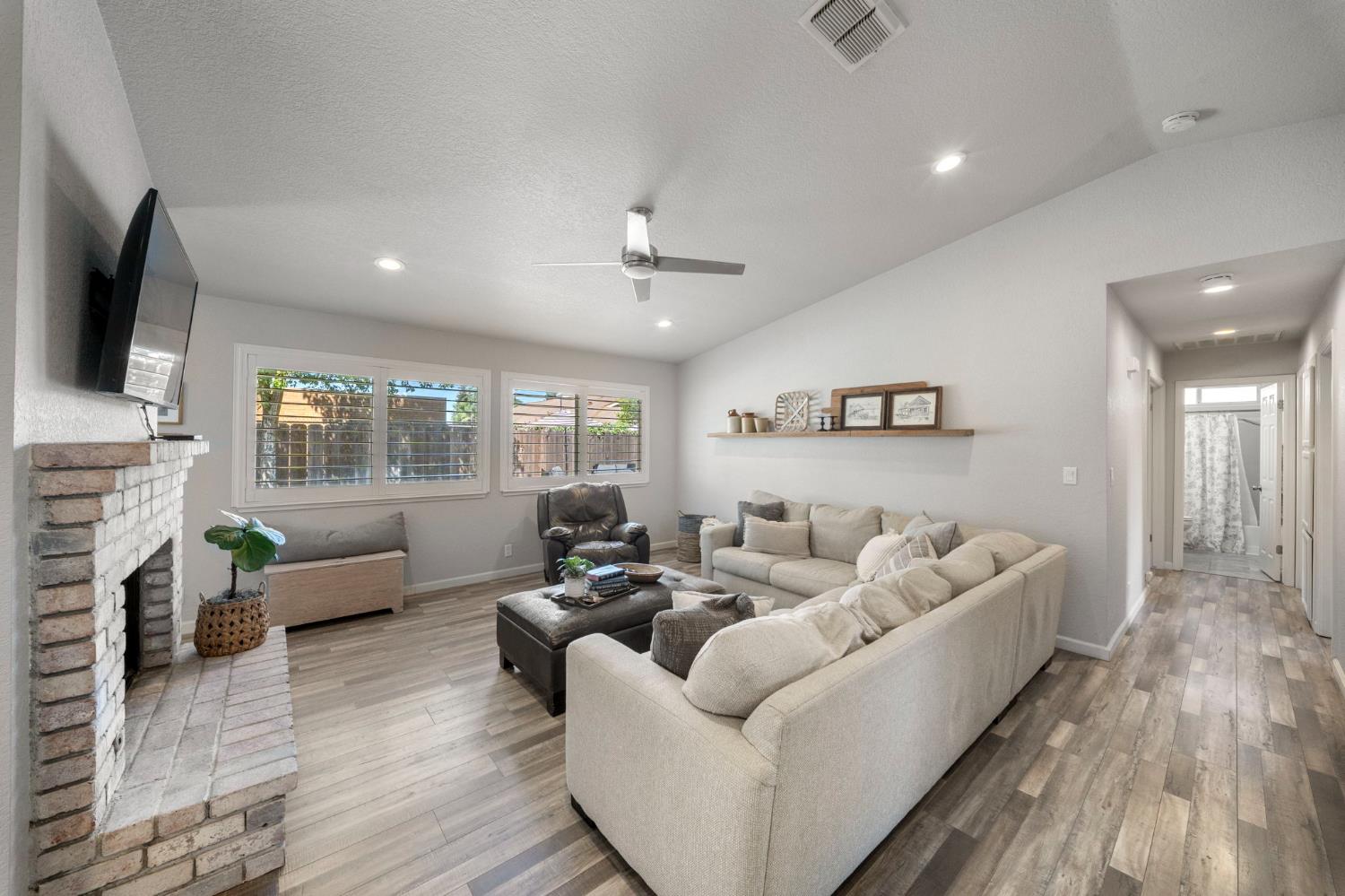 1913 Fox Glen Dr, Hughson, CA 95326