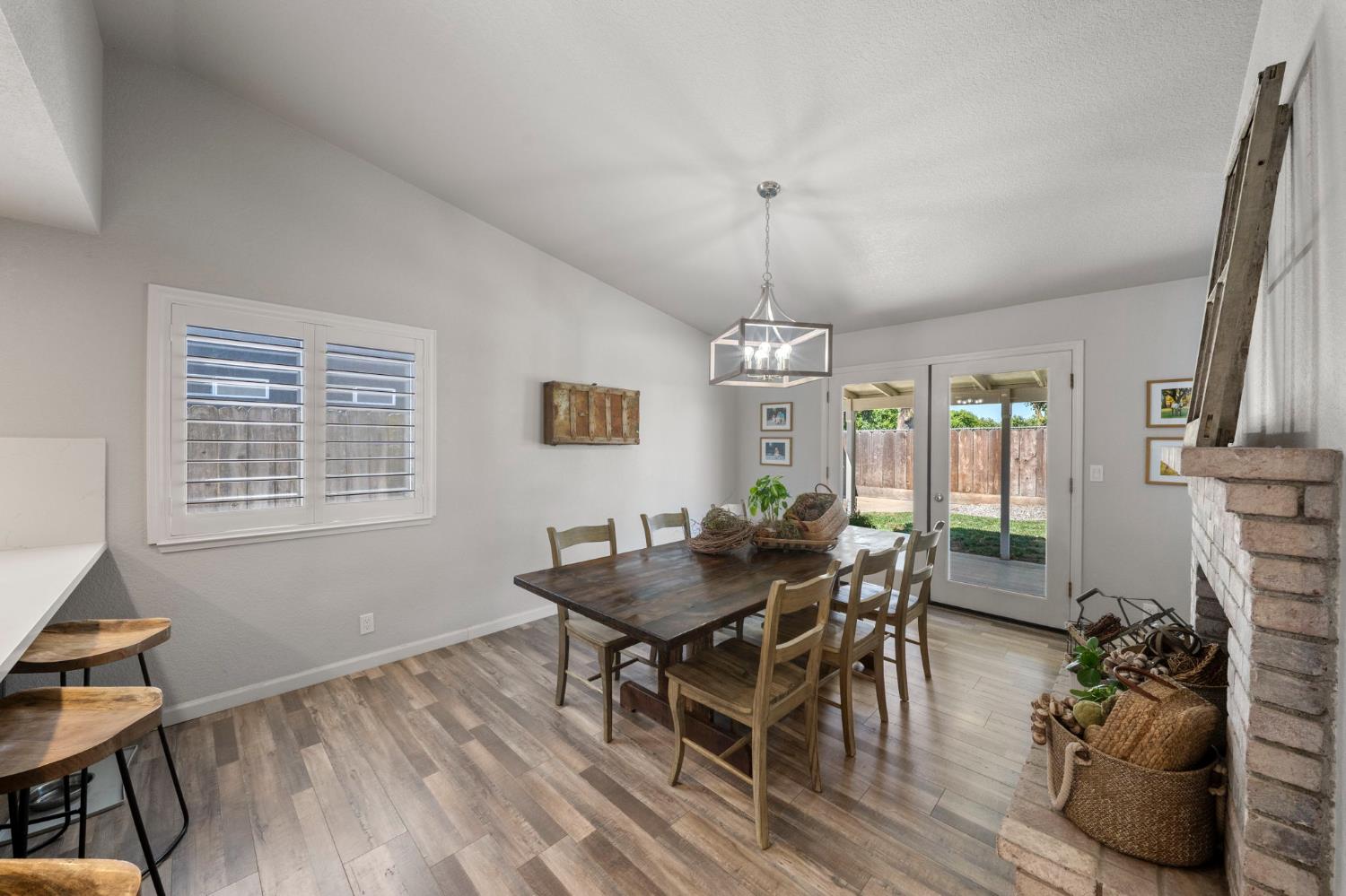 1913 Fox Glen Dr, Hughson, CA 95326