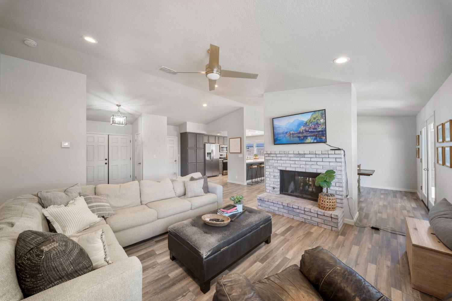 1913 Fox Glen Dr, Hughson, CA 95326