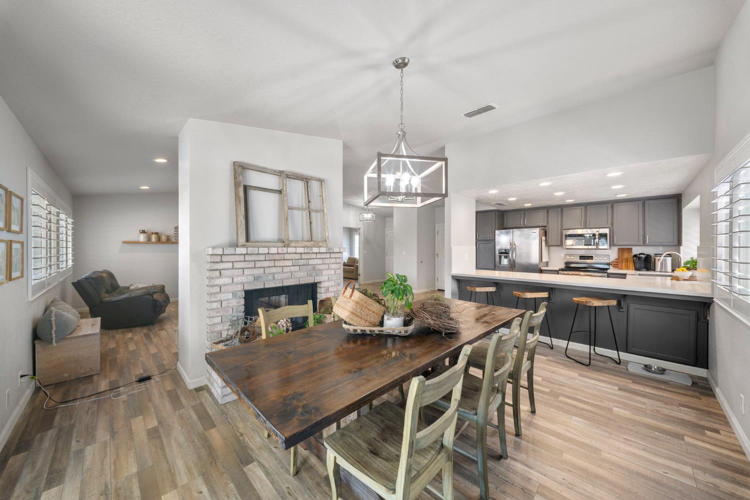 1913 Fox Glen Dr, Hughson, CA 95326
