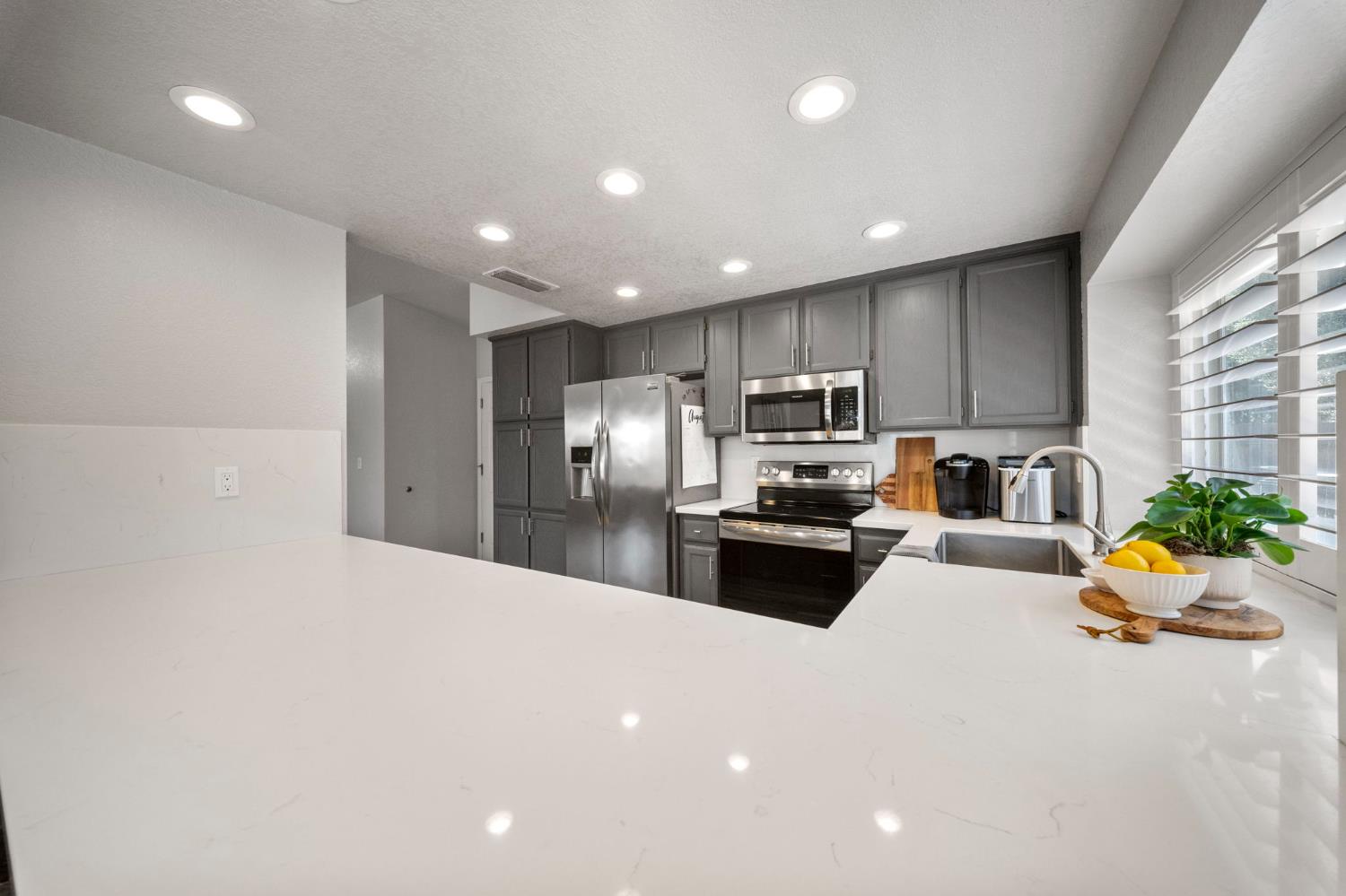 1913 Fox Glen Dr, Hughson, CA 95326