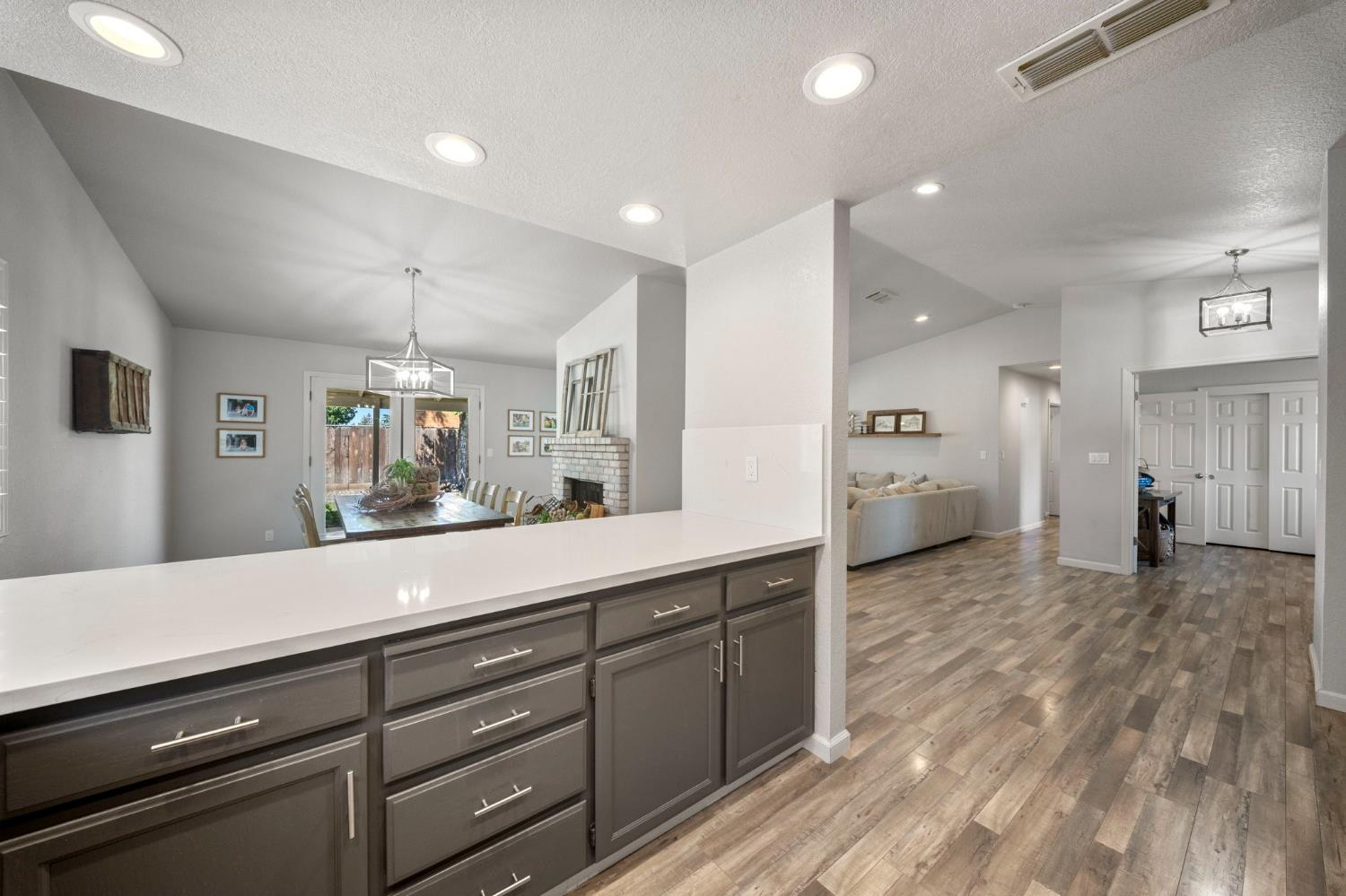 1913 Fox Glen Dr, Hughson, CA 95326
