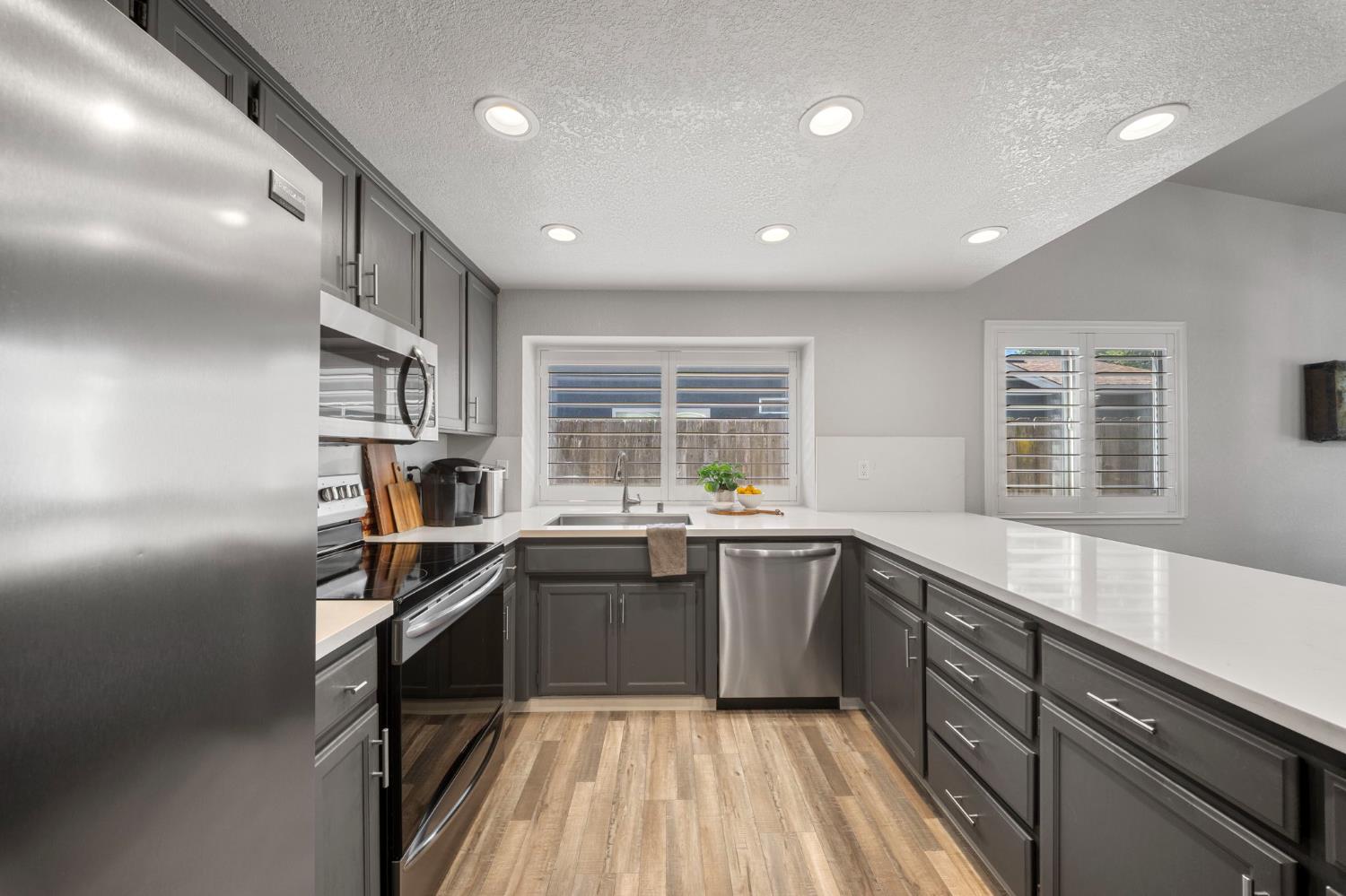 1913 Fox Glen Dr, Hughson, CA 95326