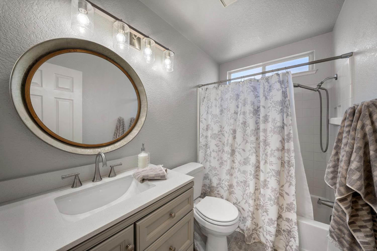 1913 Fox Glen Dr, Hughson, CA 95326