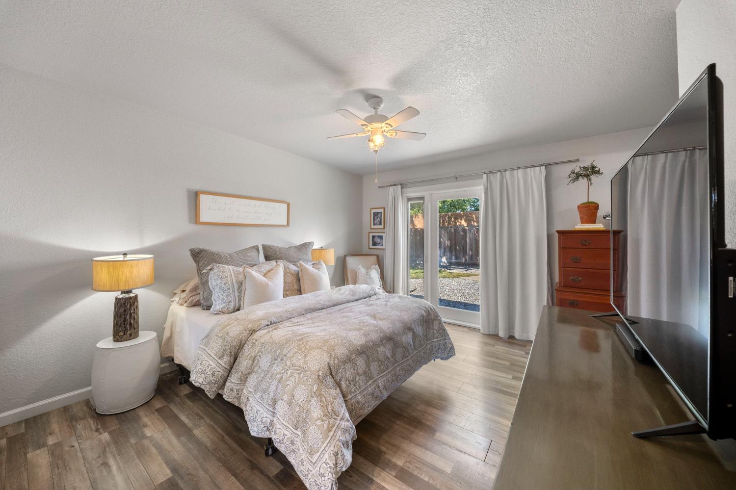 1913 Fox Glen Dr, Hughson, CA 95326