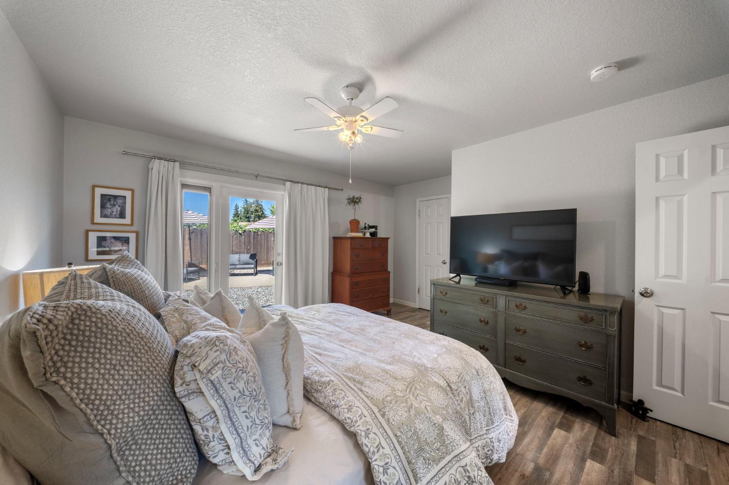 1913 Fox Glen Dr, Hughson, CA 95326